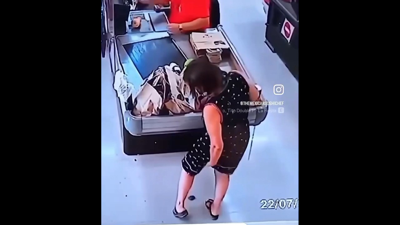 Elle fait caca debout à la caisse du supermarché #mdr #funny #drole #rire #blague #prank #caca #shit