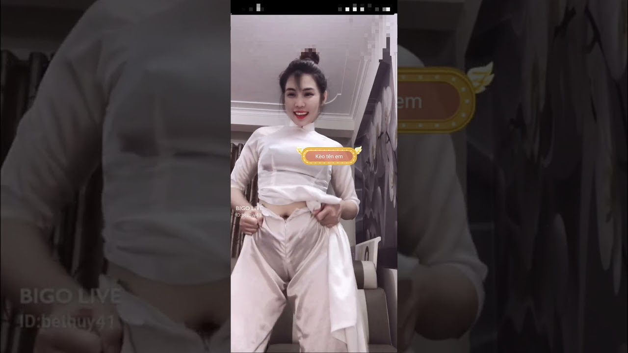 Em gái lên bigo khoe mu