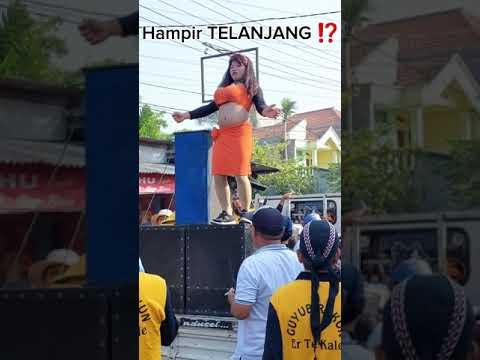 Emak-Emak Viral joget ditempat Umum Hampir telanjang Bulat⁉️ #shorts