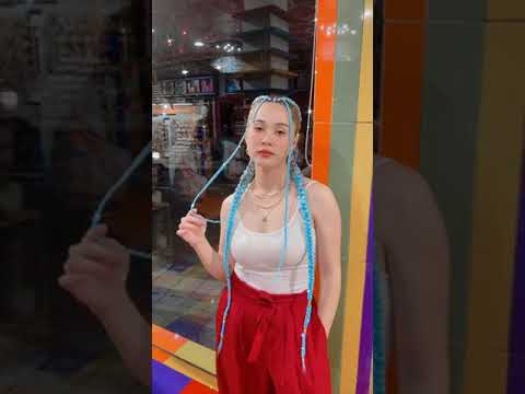 Emma Maembong Pakai Singlet Putih