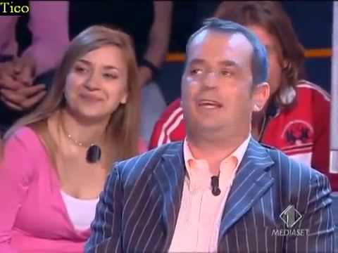 en vivo se le sale una teta