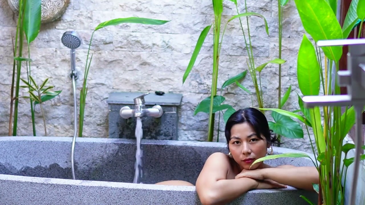 ENJOY MYSELF DAN BERENDAM DI BATHTUB