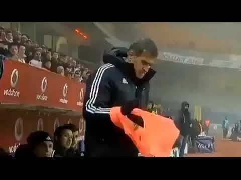 Şenol Güneş Antreman Yeleğini Giymeye Çalışıyor