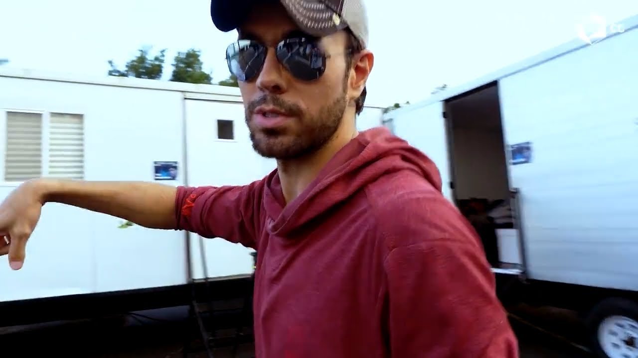 Enrique Iglesias Backstage of his Concert in Durango, Mexico