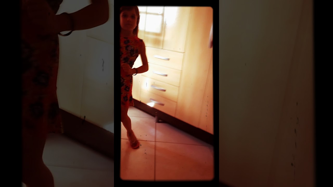 Ensinando coreografia menina de 6 anos