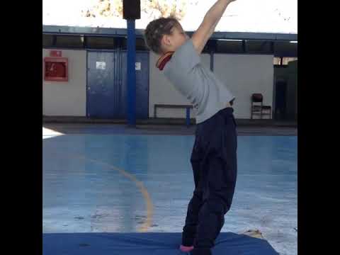 Entrenando contorsión con acrobacia...