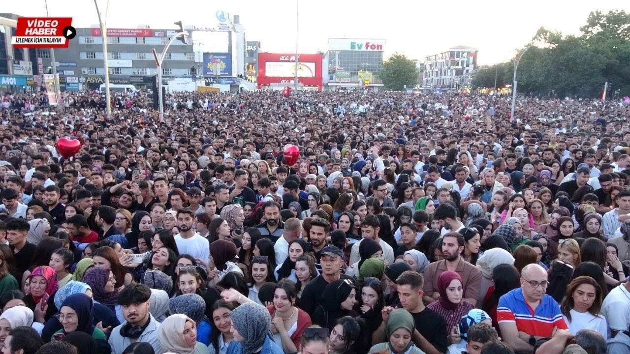 Erzincan’da Hadise rüzgarı esti  Dörtyol Meydanı'nda unutulmaz gece