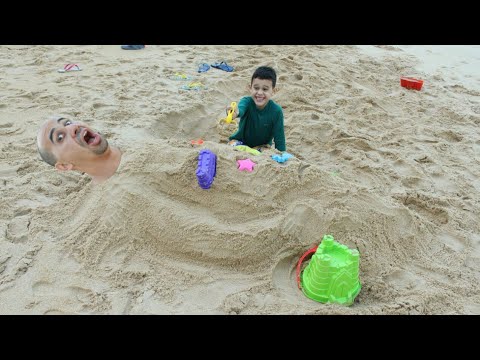 ESCONDIDOS NA AREIA DA PRAIA!!! Brincando de castelinho de areia