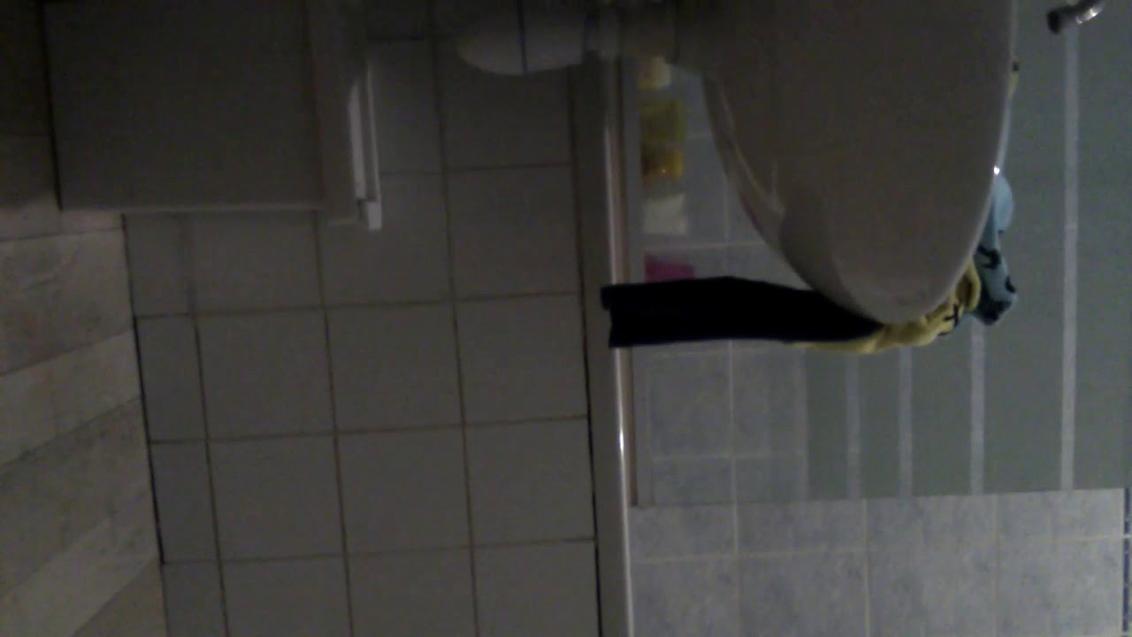 Espió a mi hermana en la ducha
