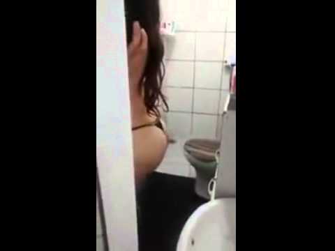 Espiando irmã gostosa no banho