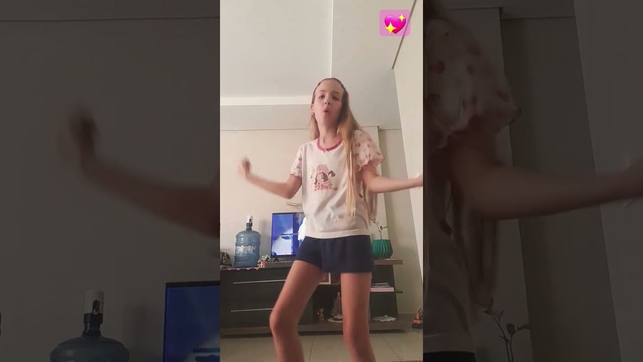 essa novinha é terrorista é especialista olha oq ela faz no baile funk...