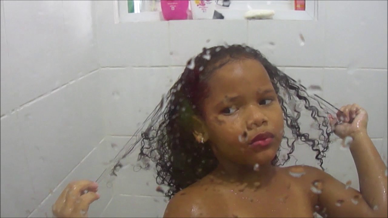 EstelaBrilha.com lavando os cabelos sozinha