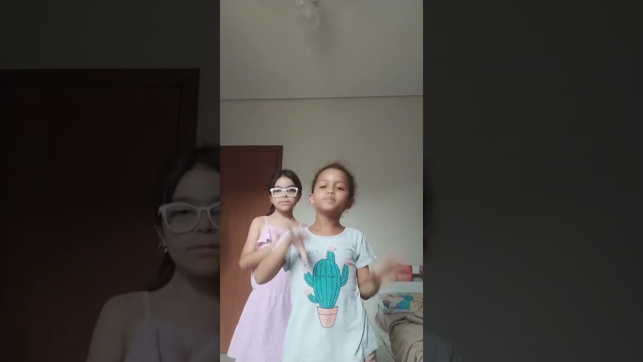 eu dançando com a minha amiga #wandinha