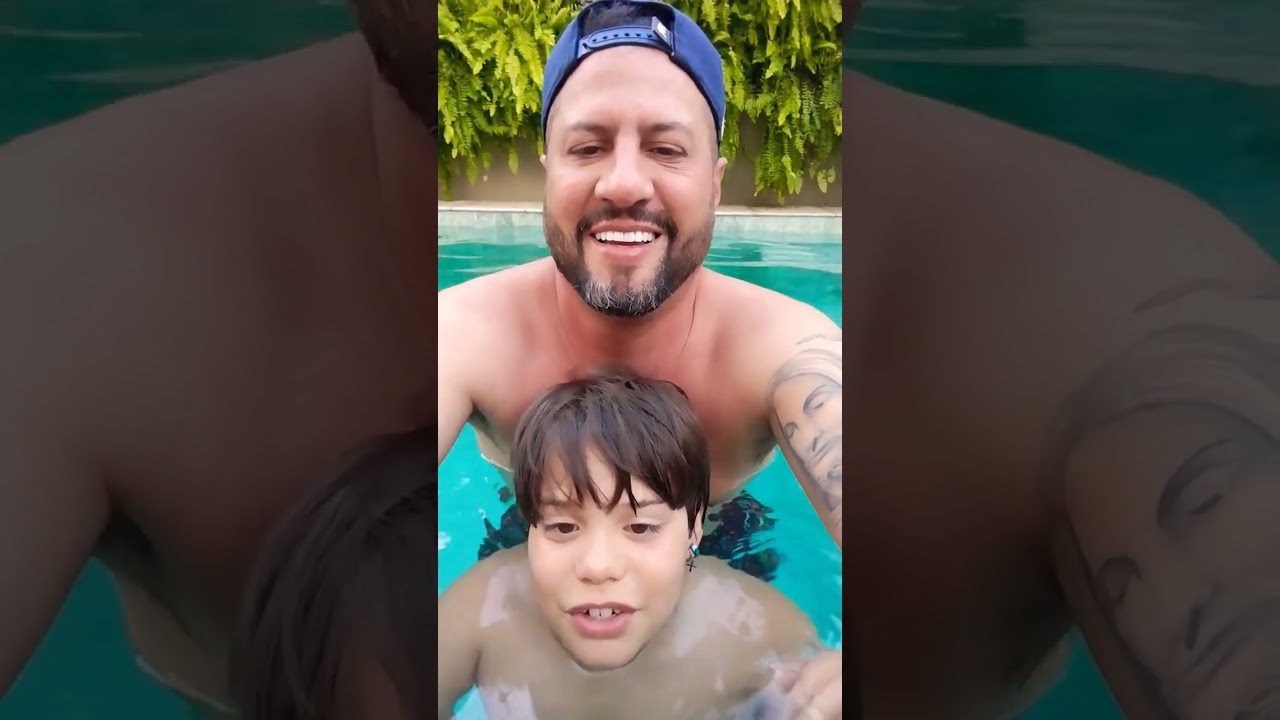 Eu e meu tio na piscina às 17:46