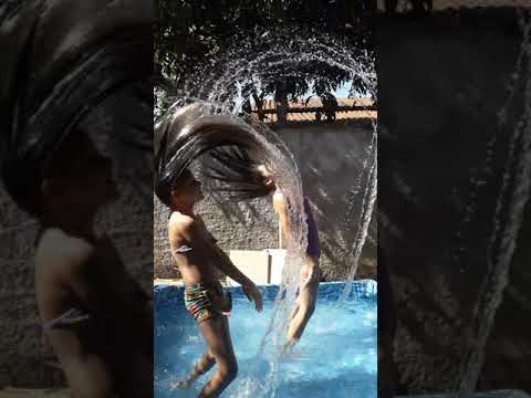 Eu e minha prima na piscina