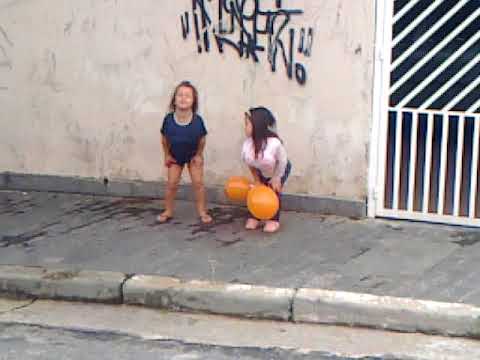 EU EA PRIMA LU DANÇANDO COM BIXIGA NO PEITO KKK