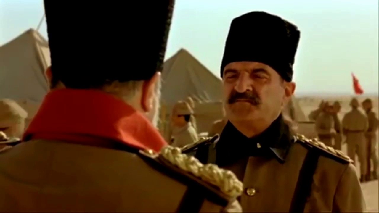 Eve Giden Yol 1914 - Bayrak dikme sahnesi.