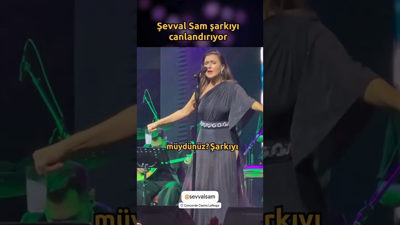 Şevval Sam, sahnede şarkısına elindeki bardakla eşlik ediyor