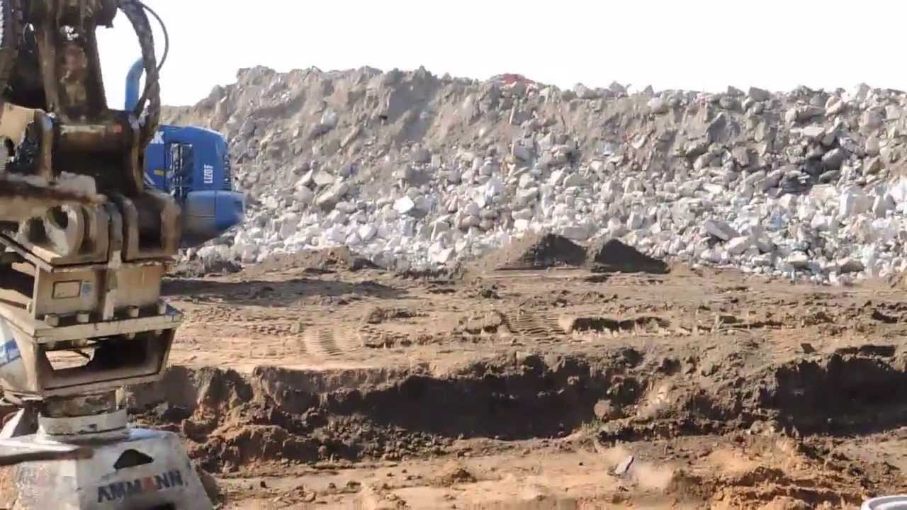 Excavator with eart compressor makes neat vibration