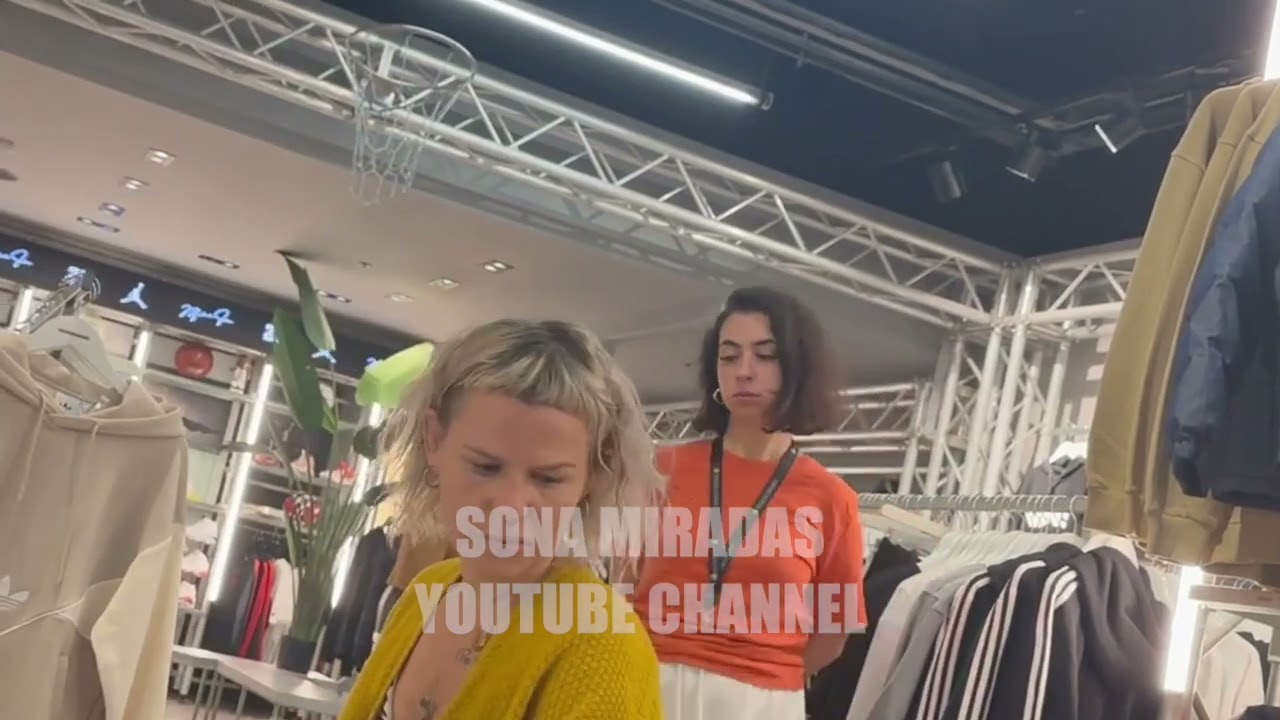 Experimento Social - Joven bonita mira Bulto y le gusta