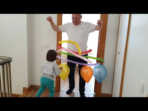 Fatih Selim babasını uyandıramayınca kapıya balonlarla engel hazırladı.