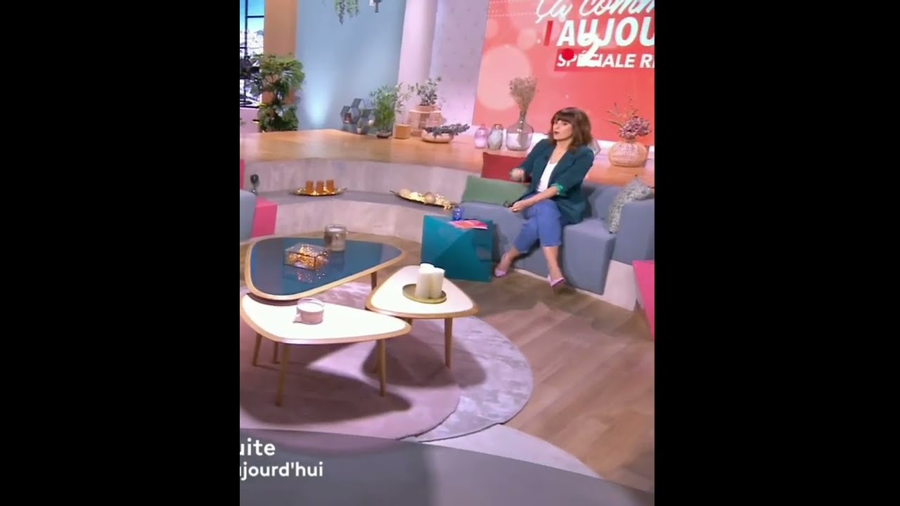 Faustine Bollaert Dangling #shoesoff#dangling#shoeplay#legscrossed#feet#show#talkshow#french#heels