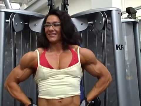 FBB Alina Popa with glasses pumps up her muscles