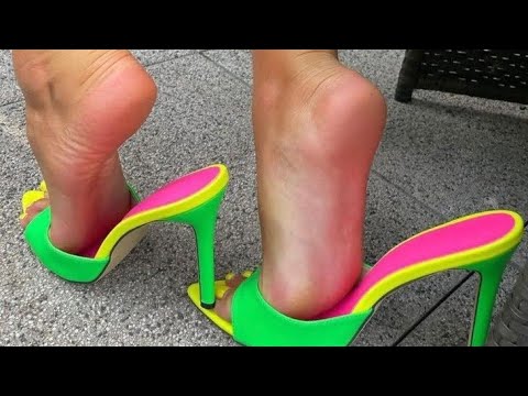 FEET IN MULES HEELS SLIPPERS