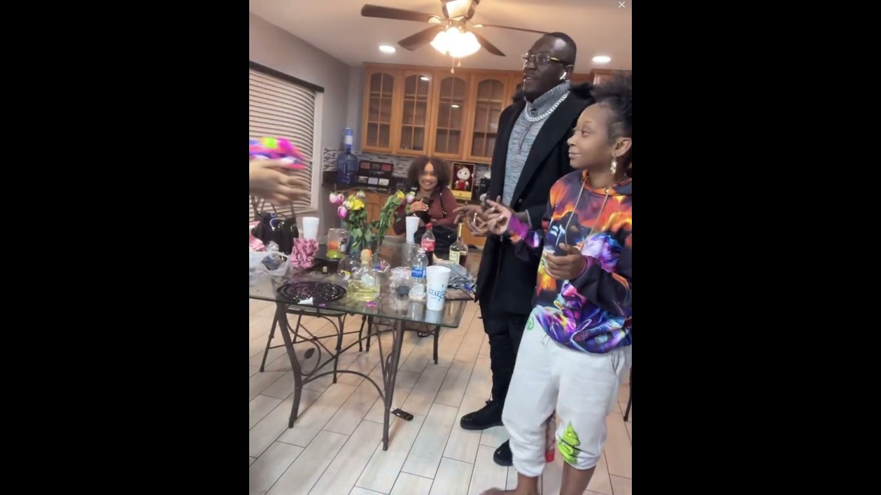 Finness smash 21bb birthday cake in her face on Bigo