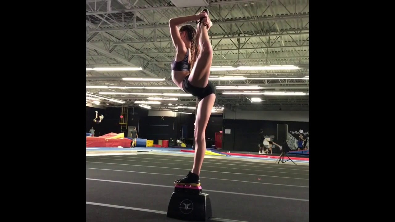 Flexible Avaryana at her photoshoot
