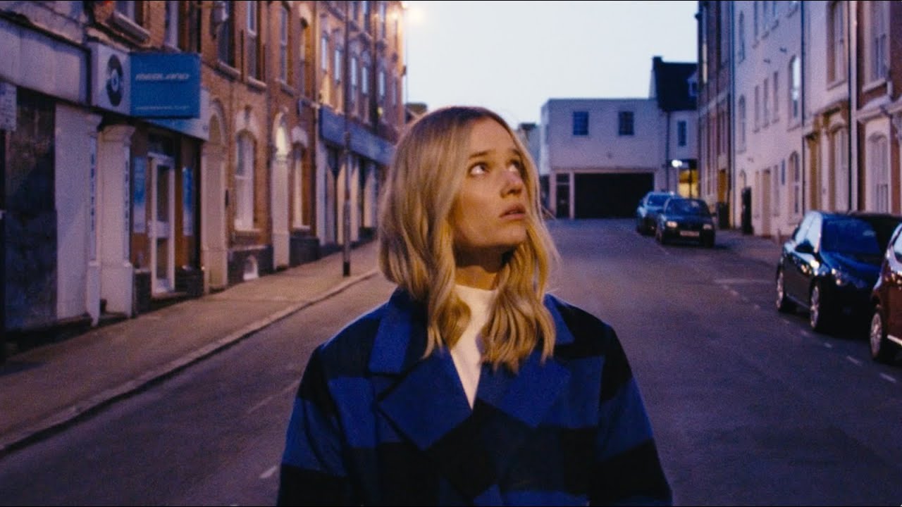 Florrie - Kissing In The Cold (Official Video)