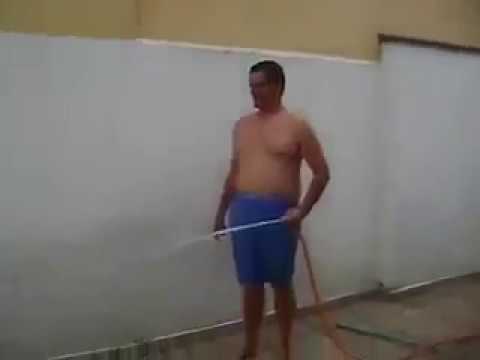 Foi brincar de escorregar no piso e olha no que deu.