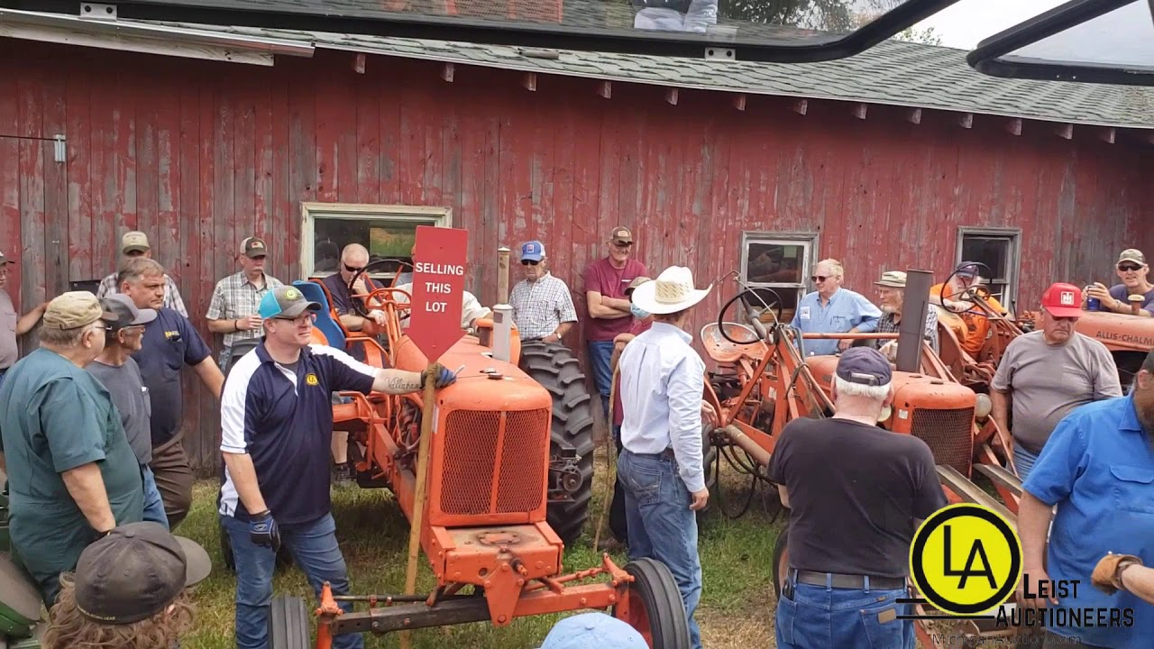 Frank Leist selling and Wade Leist catching bids on an Allis Chalmers WD-45
