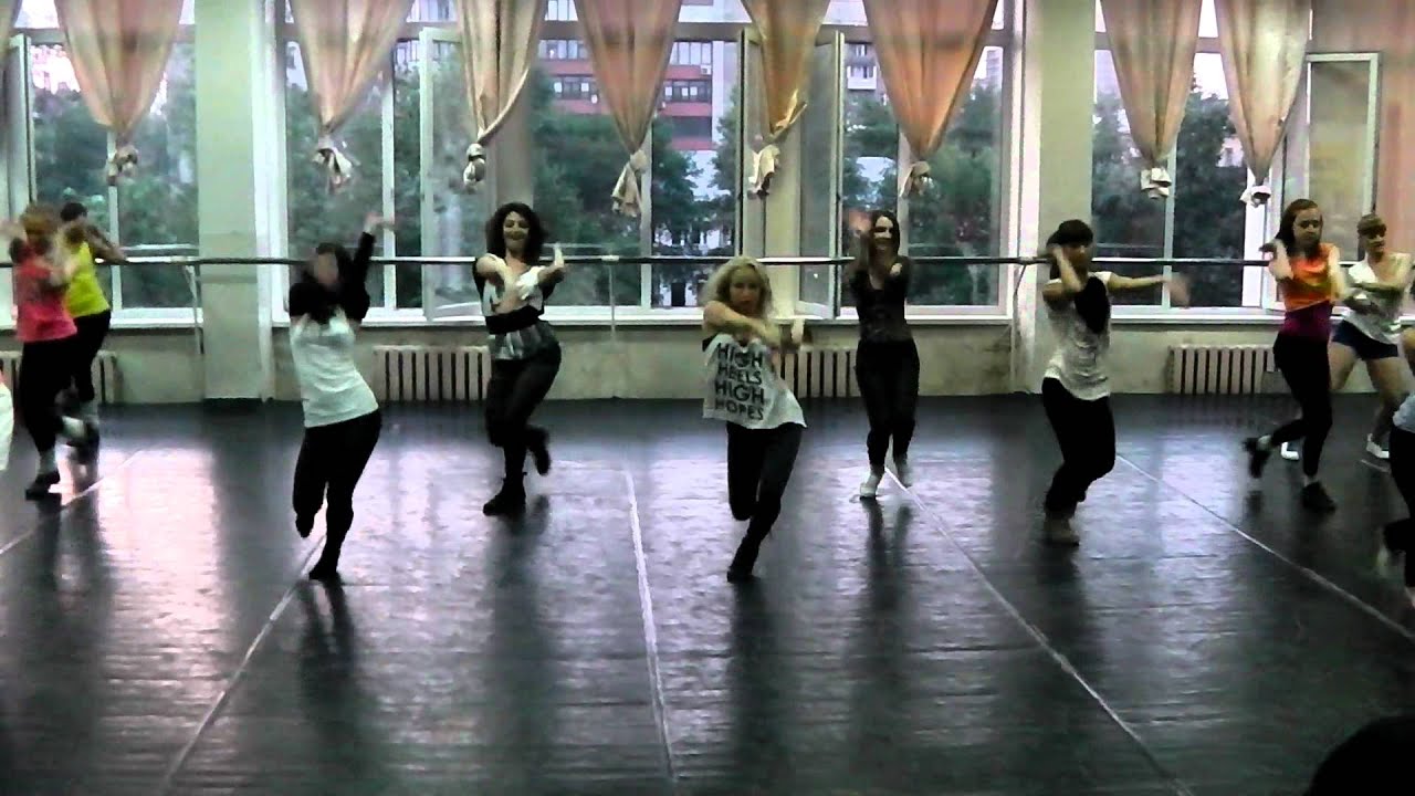 Fraules (Elena Ninja-Bonchinche') with students with vogue show