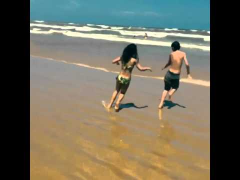 Gabriella Saraivah e Gui Vieira Brincando Na Praia