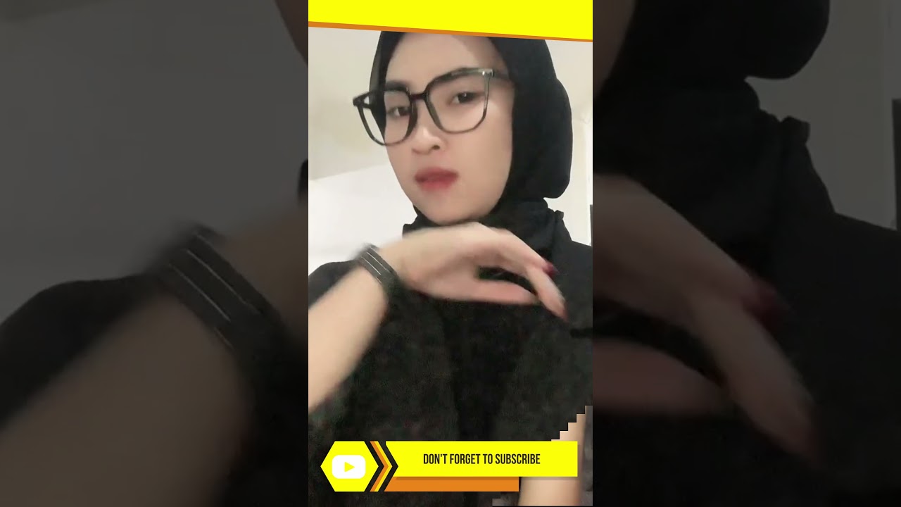 gadis cantik berjilbab merokok #shortsvideo #shorts #short #merokok #betudungmerokok