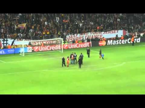 Galatasaray - Real Madrid maçının sonunda Drogba ve Sneijder taraftarı alkışlıyor
