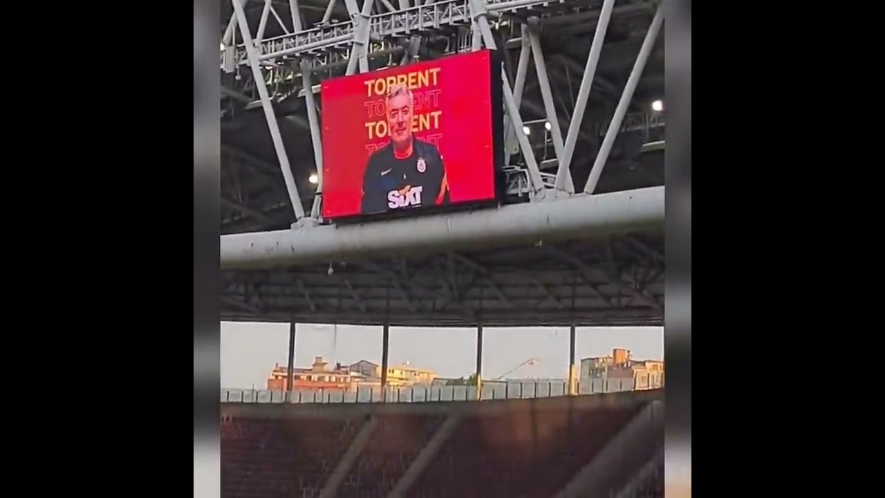 Galatasaray taraftarı Domenec Torrent'e sövüyor