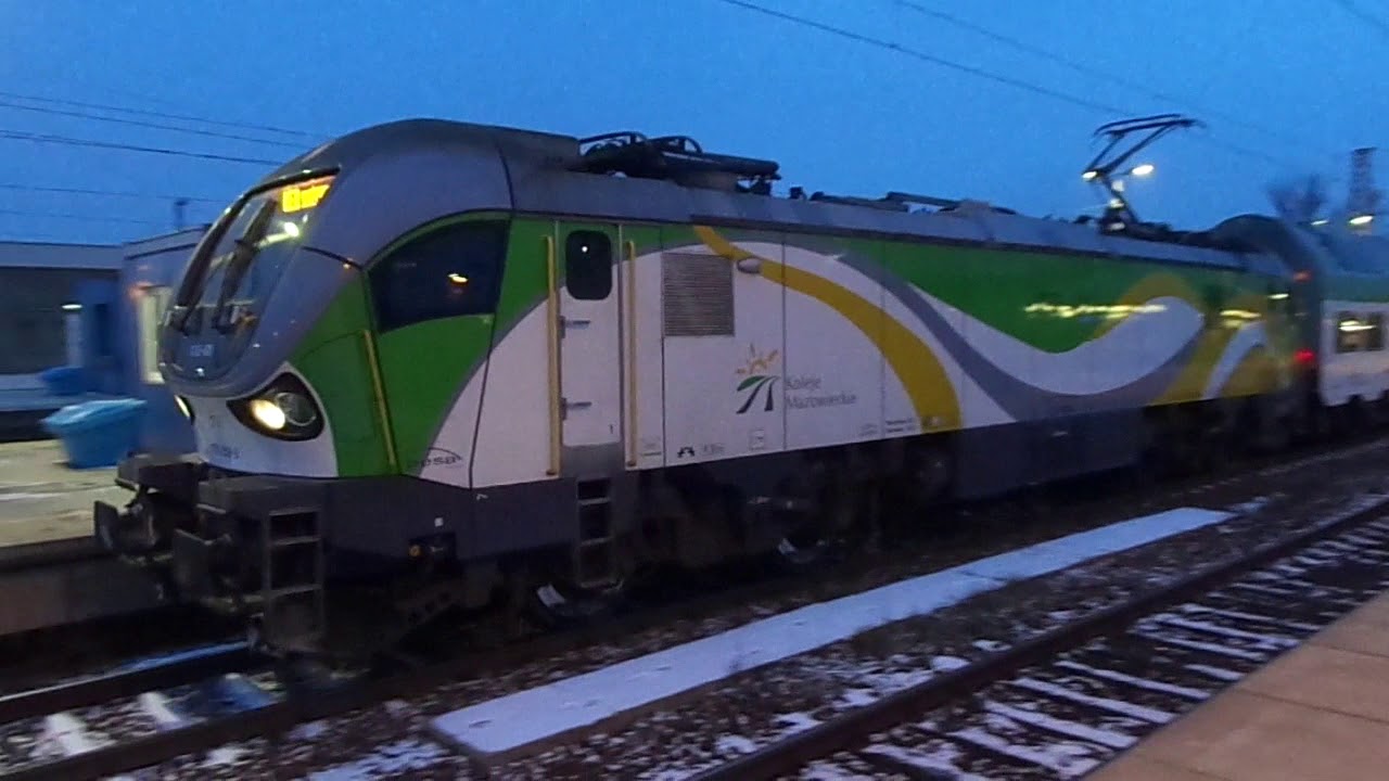 Gama 111Eb-001 KM z wagonami piętrowymi do Skarżyska Kamiennej       MAH03174