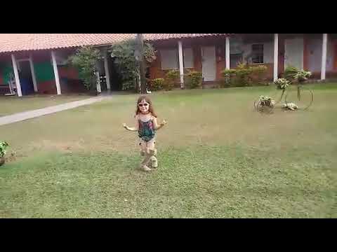 Gangle Style menina de 4 anos dançando