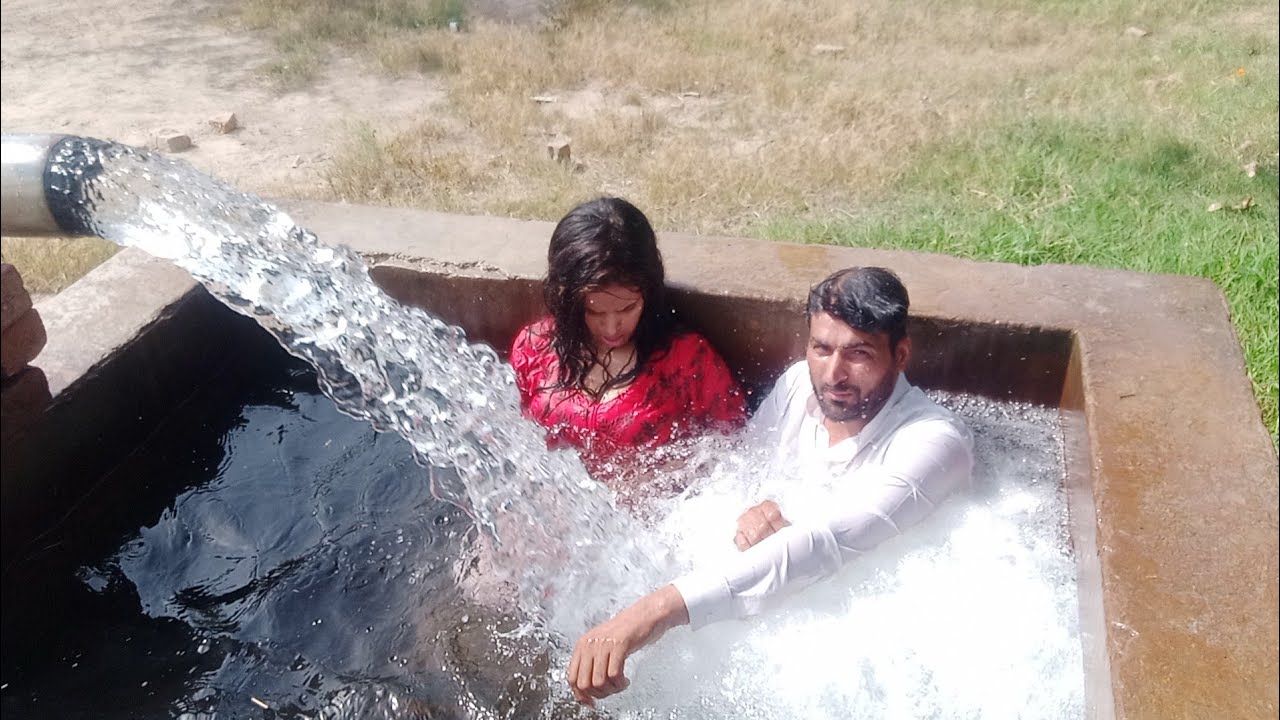 garmiyun me tubewell me nahane k mazay video deikh k ap khush hojaingy garmi ka ilaj
