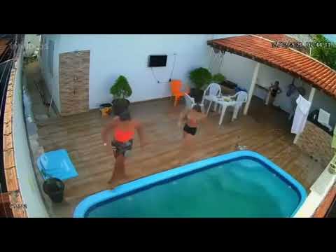 Garota de 13 anos é sugada por ralo de piscina, fica 2 minutos submersa e sobrevive