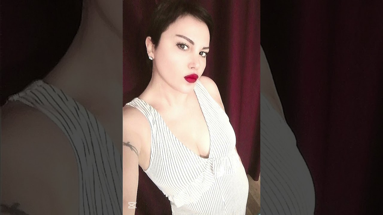 GENÇ ŞARKICI EZGI ÖZLÜ BIR SEZEN AKSU SARKISI OLAN 
