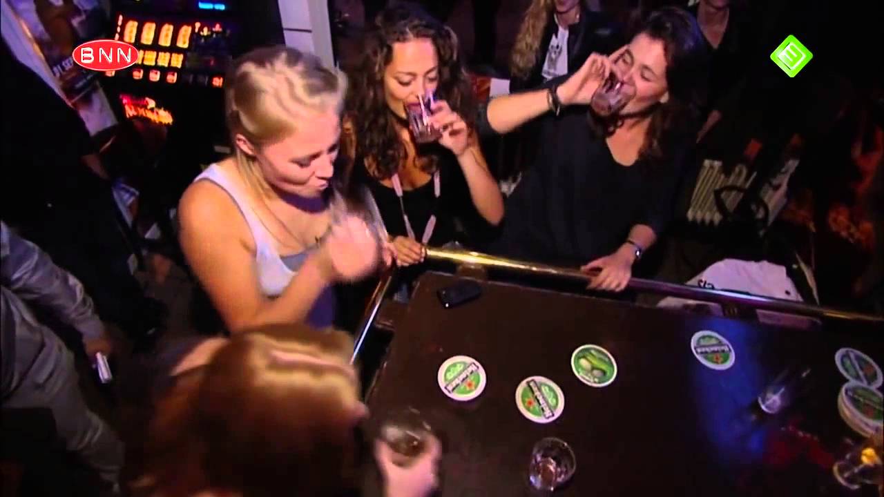 Geraldine Kemper zoenend met een vrouw