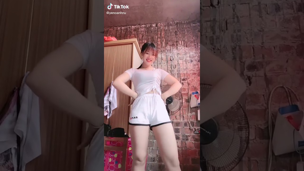 gái xinh đẹp khoe mu