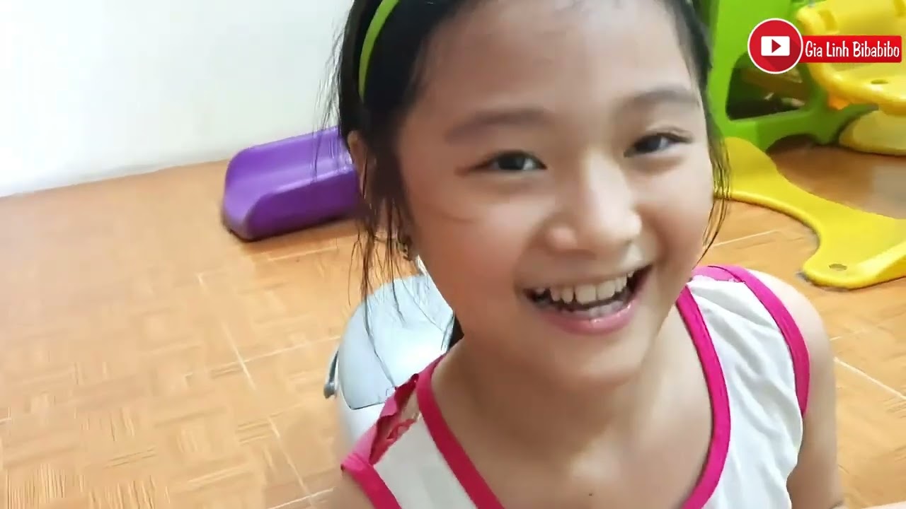 Gia Linh em Cò ăn cơm xong chị Silent Sea cho Gia Linh em Cò tắm bể bơi bơm hơi
