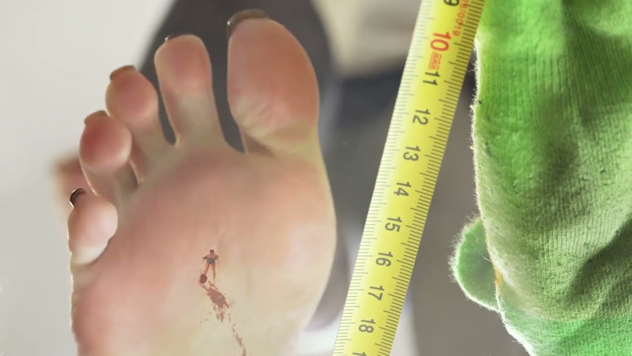 Giantess squishes guy like a bug