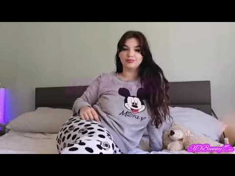 Girl farting in bed ⭐