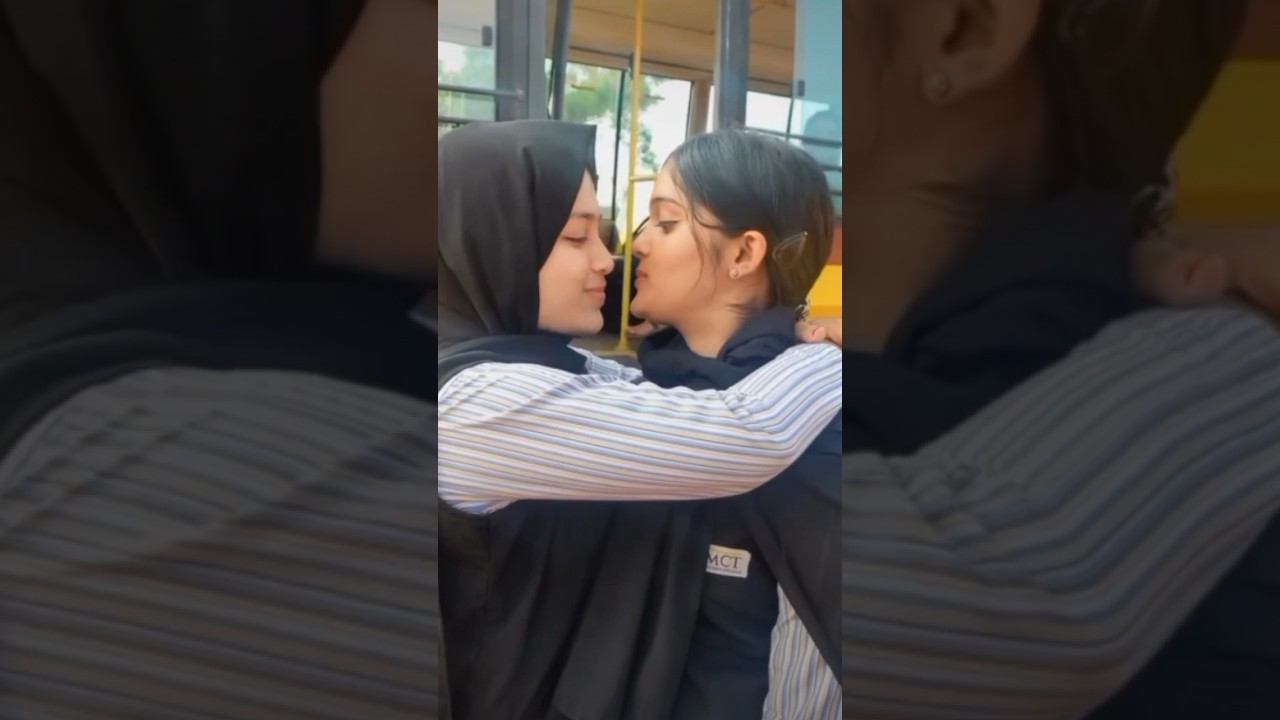#girls #kissing #collagelife #students #streetview
