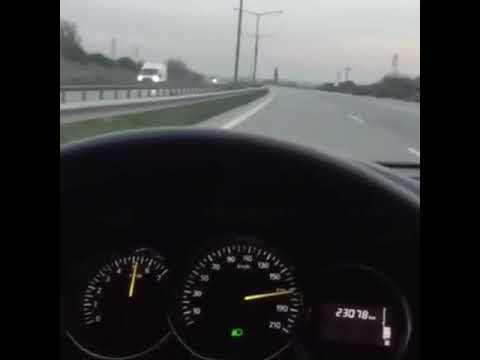 GÜNDÜZ BULUTLU HAVA HIZLI ARABA SNAPİ